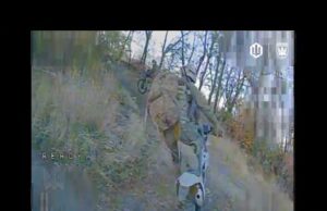 “Та поки точиться війна, за хробака одна ціна”. Здачу на касі роздають пілоти 414 бр... “Та поки точиться війна, за хробака одна ціна”. Здачу на касі роздають пілоти 414 бр...