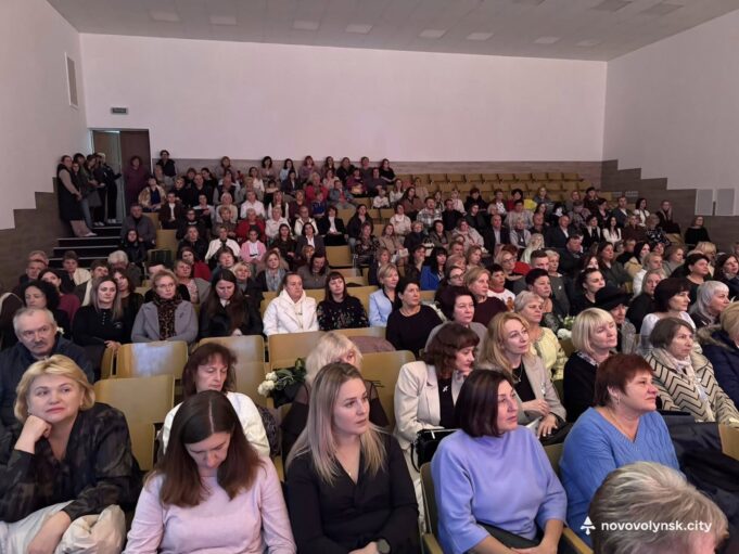 Освітяни Нововолинська отримали вітання та відзнаки до професійного свята Освітяни-Нововолинська-отримали-вітання-та-відзнаки-до-професійного-свята