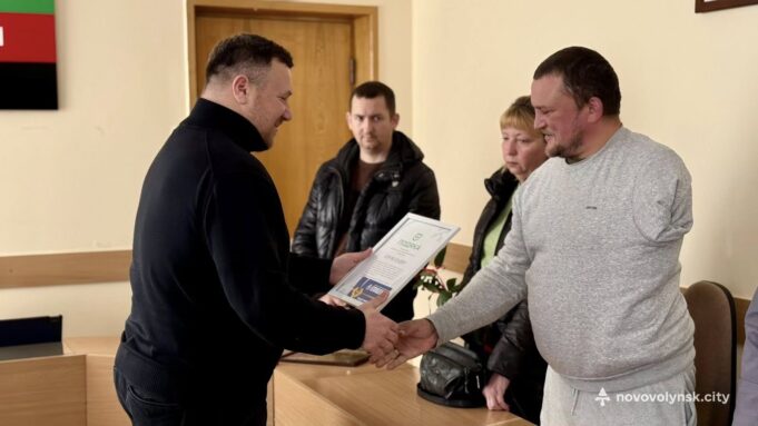 Відзначили військових і розглянули питання сесії: у міській раді провели «День депутата» Відзначили-військових-і-розглянули-питання-сесії:-у-міській-раді-провели-«День-депутата»