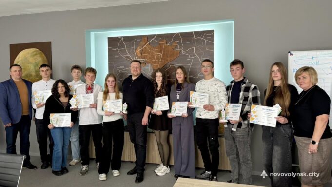 Кращим ліцеїстам вручили сертифікати на стипендію міського голови Кращим-ліцеїстам-вручили-сертифікати-на-стипендію-міського-голови