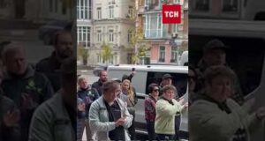 ПІД СКАНДУВАННЯ Diezel і ОВАЦІЯМИ в КИЄВІ ПОПРОЩАЛИСЬ з лідером гурту Green Grey (ВІДЕО) ПІД СКАНДУВАННЯ Diezel і ОВАЦІЯМИ в КИЄВІ ПОПРОЩАЛИСЬ з лідером гурту Green Grey (ВІДЕО)