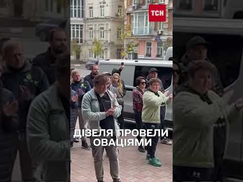 ПІД СКАНДУВАННЯ Diezel і ОВАЦІЯМИ в КИЄВІ ПОПРОЩАЛИСЬ з лідером гурту Green Grey (ВІДЕО) ПІД СКАНДУВАННЯ Diezel і ОВАЦІЯМИ в КИЄВІ ПОПРОЩАЛИСЬ з лідером гурту Green Grey (ВІДЕО)