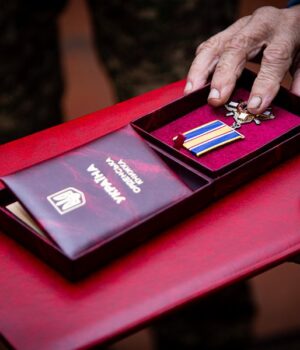 На-Волині-рідним-полеглих-гвардійців-передали-державні-нагороди На-Волині-рідним-полеглих-гвардійців-передали-державні-нагороди