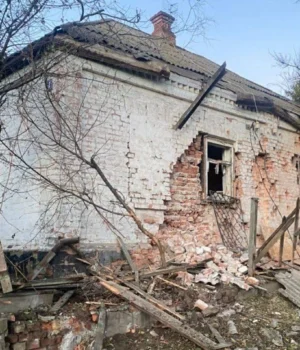 Ворог-масовано-атакував-Дніпропетровщину:-постраждала-жінка,-пошкоджено-будинки Ворог-масовано-атакував-Дніпропетровщину:-постраждала-жінка,-пошкоджено-будинки