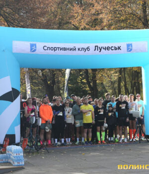 У-Луцьку-близько-300-людей-пробігли-в-пам’ять-про-загиблого-на-війні-тренера.-Фоторепортаж У-Луцьку-близько-300-людей-пробігли-в-пам’ять-про-загиблого-на-війні-тренера.-Фоторепортаж