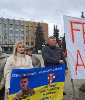 У-кількох-містах-на-Волині-відбулися-акції-на-підтримку-полонених.-ФОТО У-кількох-містах-на-Волині-відбулися-акції-на-підтримку-полонених.-ФОТО