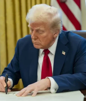 Трамп-змушує-світ-спалювати-більше-нафти-та-газу-–-bloomberg Трамп-змушує-світ-спалювати-більше-нафти-та-газу-–-bloomberg