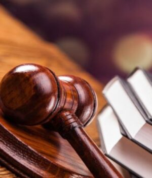 У-Луцьку-чоловік-хотів-обміняти-дітей-на-відстрочку,-погрожуючи-гранатою У-Луцьку-чоловік-хотів-обміняти-дітей-на-відстрочку,-погрожуючи-гранатою