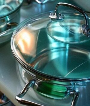 Як швидко-відмити-каструлі-від-жиру-й нагару:-візьміть-цей-копійчаний-продукт —-і бруд-зійде-сам