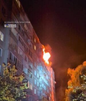 У Сумах-було-чути-щонайменше-10 вибухів:-є влучання-у багатоповерхівку-та постраждалі У Сумах-було-чути-щонайменше-10 вибухів:-є влучання-у багатоповерхівку-та постраждалі