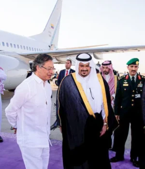 Літак-президента-Колумбії-Густаво-Петро-відмовились-заправляти-через-санкції-США Літак-президента-Колумбії-Густаво-Петро-відмовились-заправляти-через-санкції-США