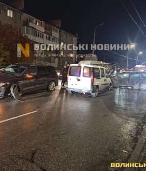 Трьох-людей-доставили-в-лікарню:-деталі-ДТП-у-Луцьку-на-Перемоги Трьох-людей-доставили-в-лікарню:-деталі-ДТП-у-Луцьку-на-Перемоги