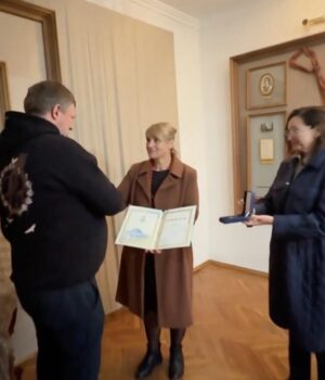 «Я-горда-тим,-що-українка»:-народні-депутати-відзначили-волонтерку-з-Волині «Я-горда-тим,-що-українка»:-народні-депутати-відзначили-волонтерку-з-Волині