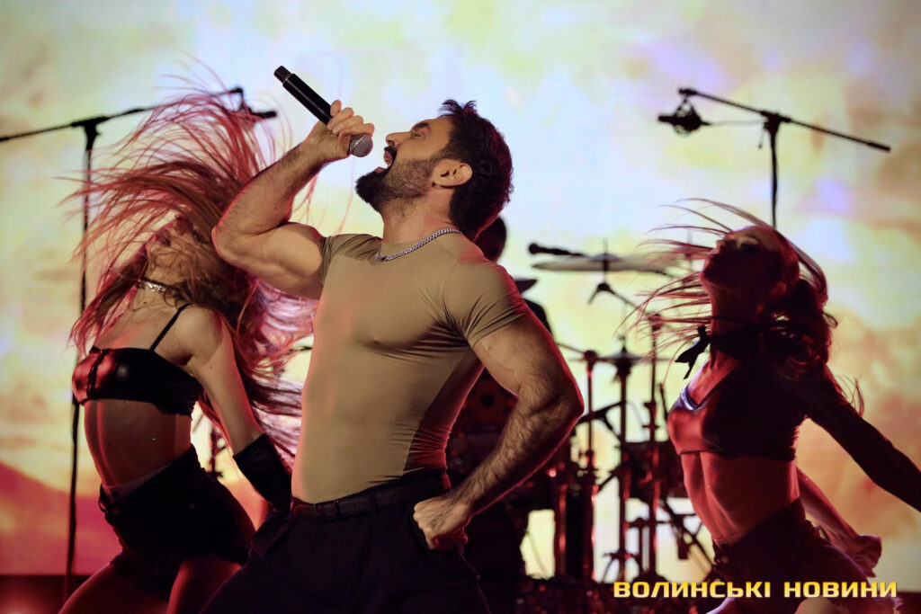 «Пісні-–-це-магічна-річ»:-Віталій-Козловський-подарував-Луцьку-пінаколадний-настрій.-Фото