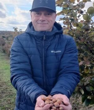 Волинянин-отримав-від-держави-250-тисяч-і-почав-вирощувати-фундук.-ВІДЕО