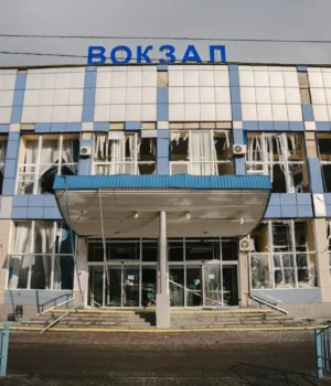 Удар-росіян-по-Сумах:-пошкоджено-залізничну-інфраструктуру-вокзалу,-каси-не-працюють Удар-росіян-по-Сумах:-пошкоджено-залізничну-інфраструктуру-вокзалу,-каси-не-працюють