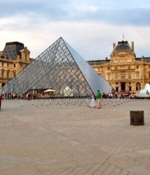 Прокуратура-Парижа-заявила,-що-Лувр-пограбували-дрібні-злочинці