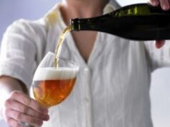 У Луцьку школяр перед уроками пив пиво в ліцеї. Як покарали його матір У-Луцьку-школяр-перед-уроками-пив-пиво-в-ліцеї.-Як-покарали-його-матір