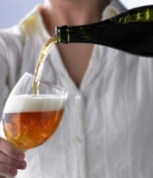 У-Луцьку-школяр-перед-уроками-пив-пиво-в-ліцеї.-Як-покарали-його-матір