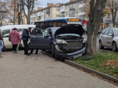 Аварія у Луцьку: на Перемоги водій автівки в’їхав у дерево Аварія-у-Луцьку:-на-Перемоги-водій-автівки-в’їхав-у-дерево