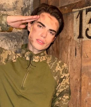 Блогер-за-кордоном-одягнув-форму-ЗСУ-на-Геловін-і-нарвався-на-гнів-військових Блогер-за-кордоном-одягнув-форму-ЗСУ-на-Геловін-і-нарвався-на-гнів-військових