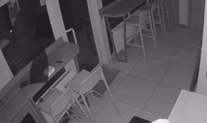 У-Луцьку-неадекват-вибив-вікна-і-розтрощив-вітрину-у-закладі.-Відео У-Луцьку-неадекват-вибив-вікна-і-розтрощив-вітрину-у-закладі.-Відео