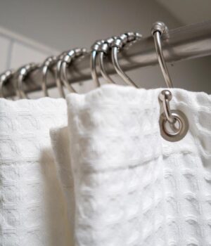 Як-помити-шторку-для-ванної-від-цвілі:-професійна-прибиральниця-розповіла-секрети Як-помити-шторку-для-ванної-від-цвілі:-професійна-прибиральниця-розповіла-секрети