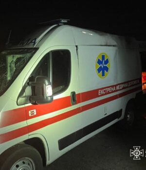 Троє-медиків-отримали-травми:-росіяни-обстріляли-швидку-в-Нікополі Троє-медиків-отримали-травми:-росіяни-обстріляли-швидку-в-Нікополі