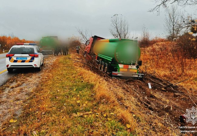 На-Волині-п’яний-30-річний-водій-з-небезпечним-вантажем-з’їхав-у-кювет