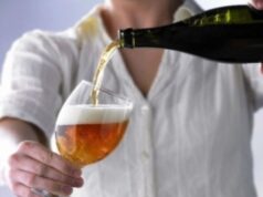 У Луцьку школяр пив пиво перед уроками в ліцеї: як суд покарав його матір У-Луцьку-школяр-пив-пиво-перед-уроками-в-ліцеї:-як-суд-покарав-його-матір