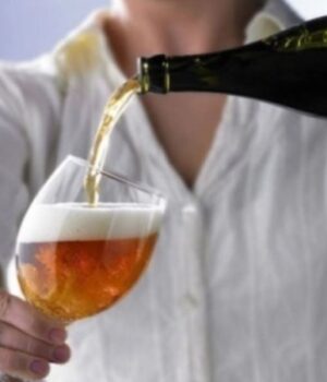 У-Луцьку-школяр-пив-пиво-перед-уроками-в-ліцеї:-як-суд-покарав-його-матір У-Луцьку-школяр-пив-пиво-перед-уроками-в-ліцеї:-як-суд-покарав-його-матір