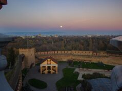 Бобровий супермісяць – на фото з вежі Луцького замку Бобровий-супермісяць-–-на-фото-з-вежі-Луцького-замку