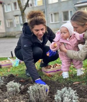 У-Луцьку-клумбу-з-тисячі-тюльпанів-присвятили-передчасно-народженим-дітям У-Луцьку-клумбу-з-тисячі-тюльпанів-присвятили-передчасно-народженим-дітям
