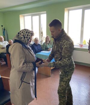 Матері-Героя-із-Заболоттівської-громади-вручили-його-орден Матері-Героя-із-Заболоттівської-громади-вручили-його-орден