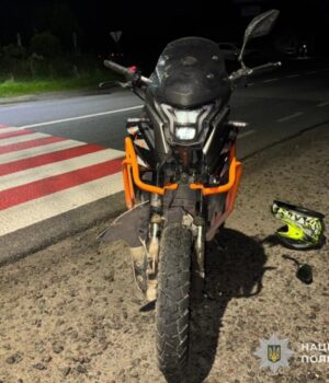 У-Луцьку-спіймали-неповнолітнього,-який-їхав-мотоциклом-без-прав-та-віз-пасажира-без-шолома У-Луцьку-спіймали-неповнолітнього,-який-їхав-мотоциклом-без-прав-та-віз-пасажира-без-шолома