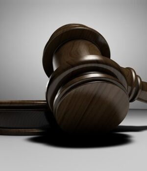 Влетів-у-паркан-будинку-та-втік:-як-у-Луцьку-за-п’яну-ДТП-покарали-водія-буса