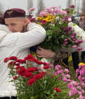 У-рідному-селі-на-Волині-зустріли-звільненого-з-полону-воїна-десантника.-ФОТО У-рідному-селі-на-Волині-зустріли-звільненого-з-полону-воїна-десантника.-ФОТО