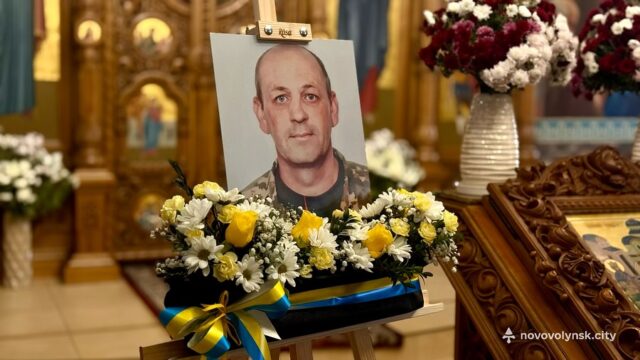 Нововолинська громада попрощалася із Захисником Сергієм Ярощуком Нововолинська-громада-попрощалася-із-Захисником-Сергієм-Ярощуком
