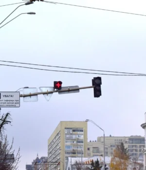 У-Києві-запроваджують-експериментальний-світлофорний-сигнал-"Грецький-хрест":-що-відомо
