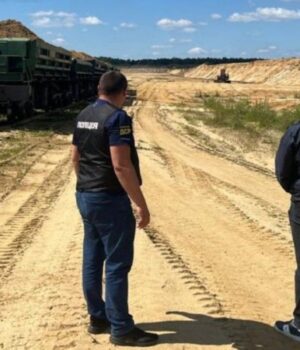Вкрали-понад-60-тисяч-тонн-піску-в-«Укрзалізниці»:-на-Волині-судять-начальника-кар’єру-і-його. Вкрали-понад-60-тисяч-тонн-піску-в-«Укрзалізниці»:-на-Волині-судять-начальника-кар’єру-і-його.