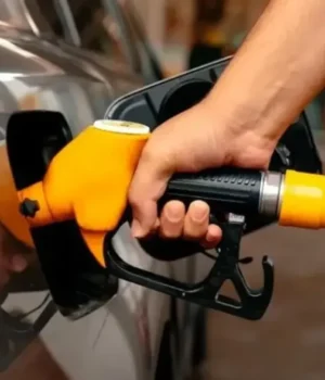 Ціни-на-бензин-у-росії-знизились-на-0,2%-після-атак-дронів-на-НПЗ-–-bloomberg