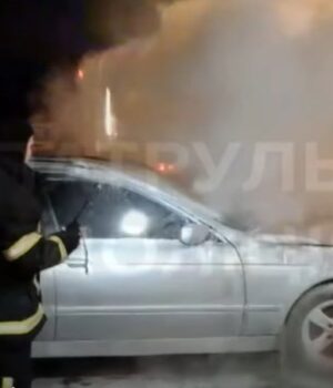 У-місті-на-Волині-горів-автомобіль.-ВІДЕО