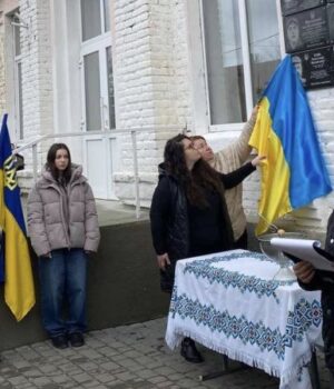 На-фасаді-ліцею-на-Волині-відкрили-меморіальну-дошку-на-честь-загиблого-Героя-випускника.-ФОТО На-фасаді-ліцею-на-Волині-відкрили-меморіальну-дошку-на-честь-загиблого-Героя-випускника.-ФОТО