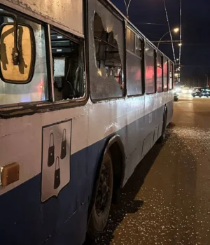 Російські-атаки-на-Сумщині:-шість-цивільних-поранено,-пошкоджено-інфраструктуру Російські-атаки-на-Сумщині:-шість-цивільних-поранено,-пошкоджено-інфраструктуру