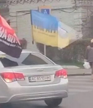 У-Луцьку-жінка-проігнорувала-кортеж-із-загиблим:-пройшлася-просто-перед-колоною-«На-щиті» У-Луцьку-жінка-проігнорувала-кортеж-із-загиблим:-пройшлася-просто-перед-колоною-«На-щиті»