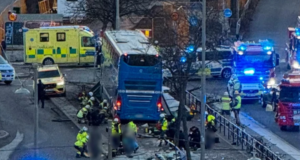 У Стокгольмі автобус в’їхав у зупинку: троє загиблих У-Стокгольмі-автобус-в’їхав-у-зупинку:-троє-загиблих