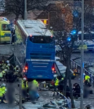 У-Стокгольмі-автобус-в’їхав-у-зупинку:-троє-загиблих У-Стокгольмі-автобус-в’їхав-у-зупинку:-троє-загиблих