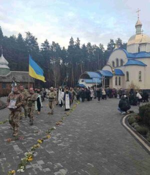 Повернувся-додому-на-щиті:-Маневиччина-попрощалася-з-Героєм-Петром-Поліщуком Повернувся-додому-на-щиті:-Маневиччина-попрощалася-з-Героєм-Петром-Поліщуком