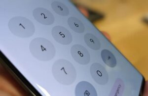 На екрані кожного смартфона є захисний шар, що стирається: для чого він потрібен і як... На-екрані-кожного-смартфона-є-захисний-шар,-що-стирається:-для-чого-він-потрібен-і-як.