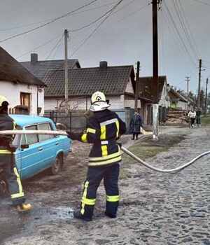 У-селищі-на-Волині-спалахнуло-авто У-селищі-на-Волині-спалахнуло-авто